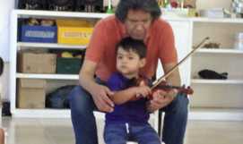 Primera vez que Santi tiene el violin